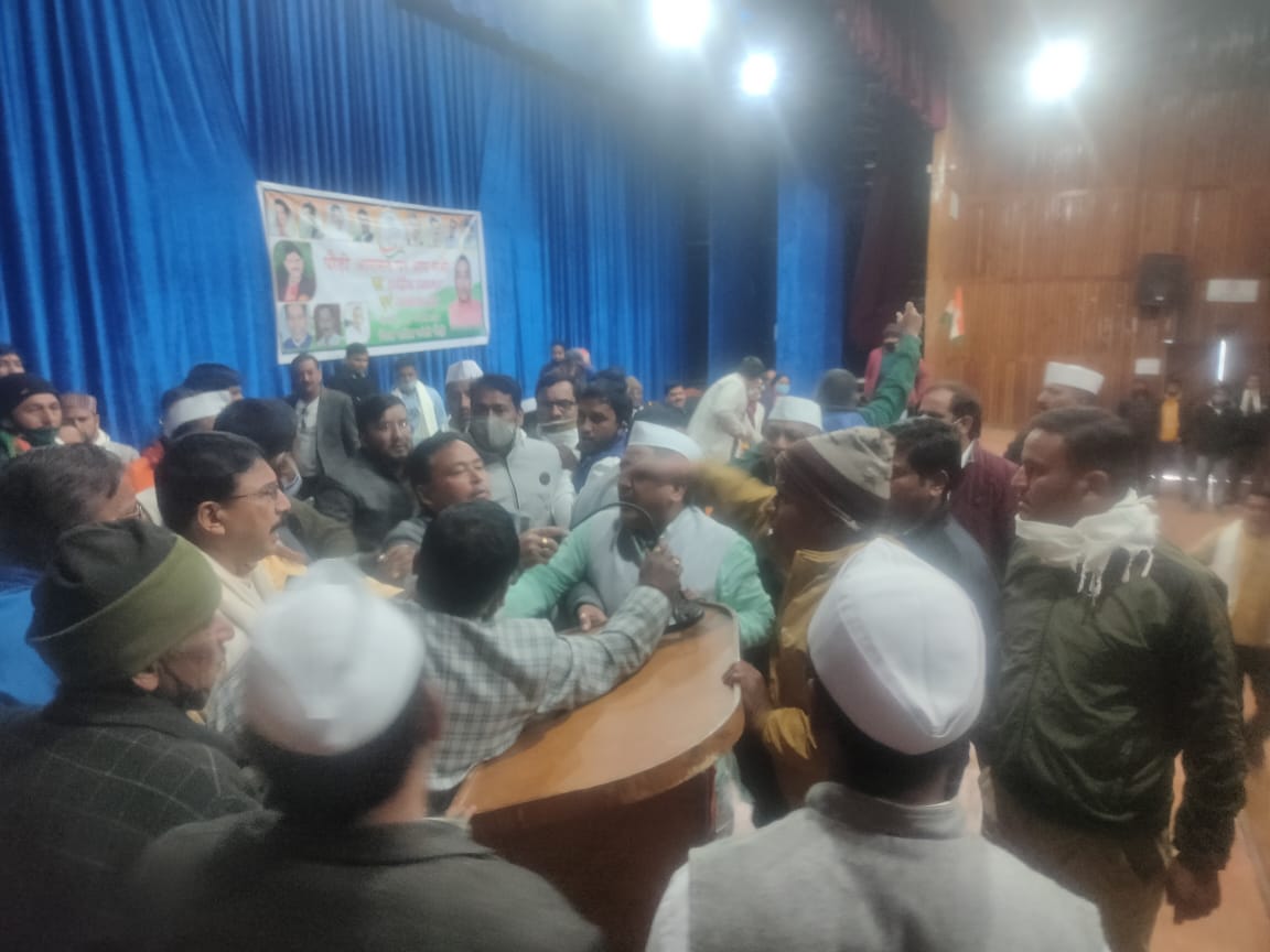 जनता के सामने ही भिड़े कांग्रेस नेता