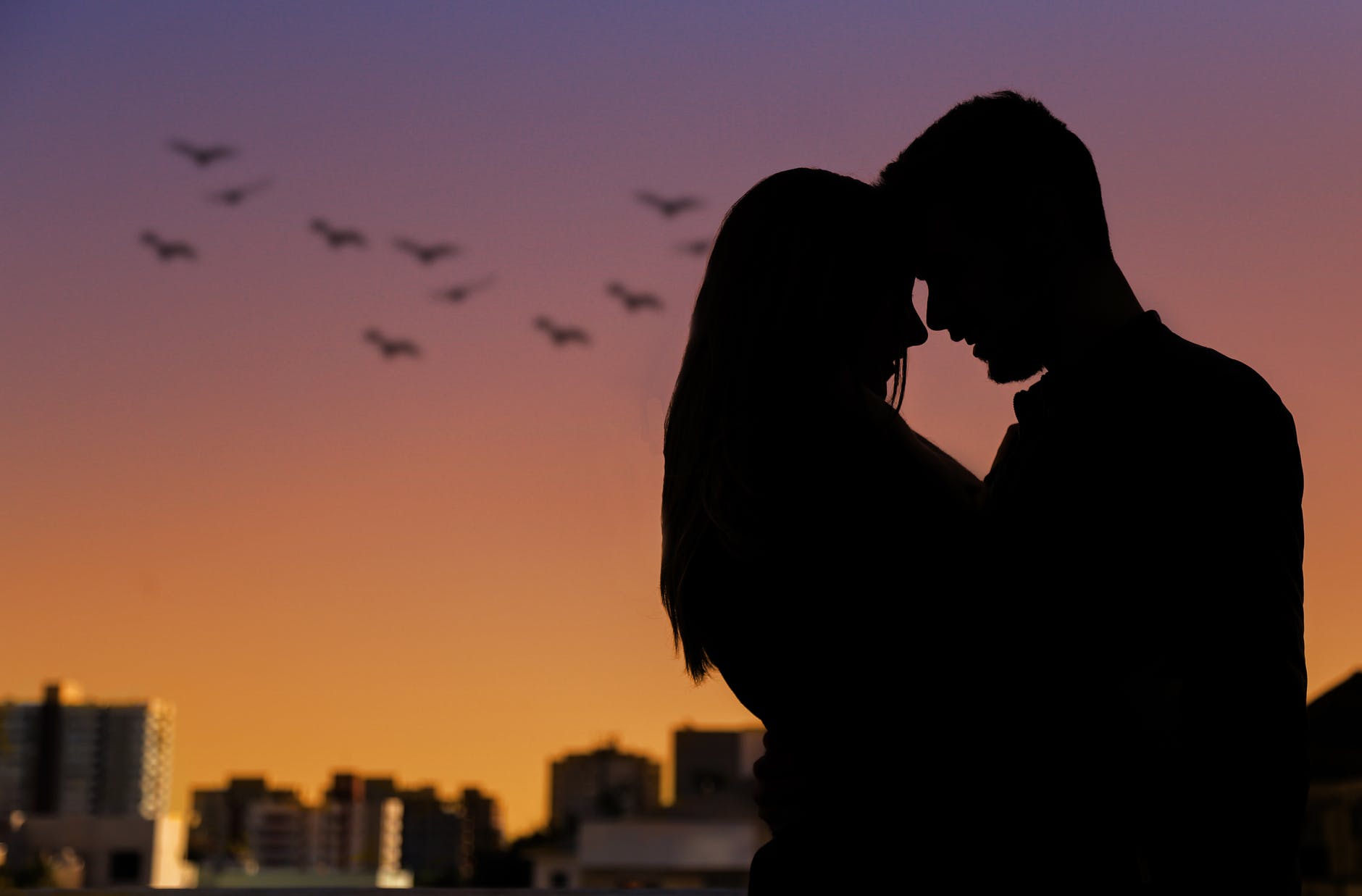 ‘Kiss Day’ को पुरुषों से ज्यादा अहमियत देती हैं महिलाएं