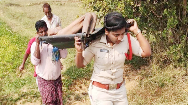 आन्ध्र प्रदेश : महिला पुलिसकर्मी ने कंधे पर दो किमी. तक शव उठाया