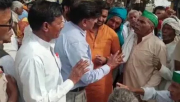 वेस्ट यूपी में बढता जा रहा BJP विरोध, बालियान के बाद अब पूर्व सांसद के काफिले पर पथराव