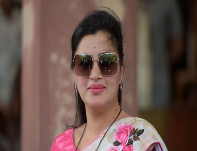वाझे केस को संसद में उठाने वाली MP को शिवसेना MP ने जेल में डालने की दी धमकी