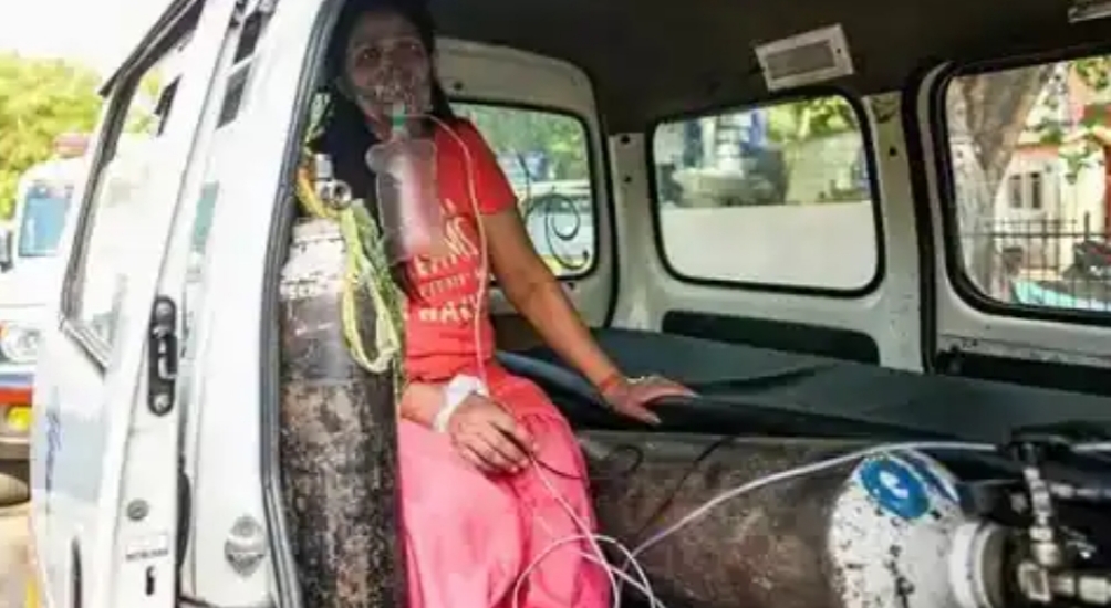 ऑक्सीजन की कमी से मर रहें मरीजों से चिंतित दिल्ली हाई कोर्ट, कहा आपूर्ति बाधित की तो लटका देंगे