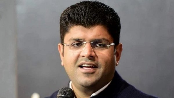 किसानों ने दुष्यंत चौटाला पर उतारा गुस्सा, सड़क मार्ग छोड़ हेलिकैप्टर से खिसक लिये डिप्टी सीएम