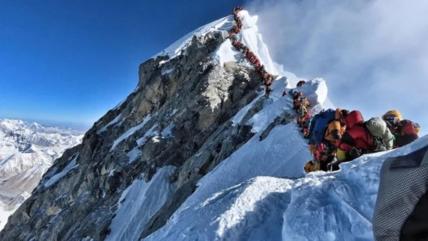 माउंट एवरेस्ट पर भी कोरोना वायरस का कहर 