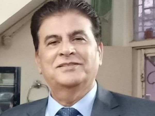 कोरोना से लडने की बजाय एक पूर्व IAS से लड रही योगी सरकार, गंगा में बहें शवों का सच दिखाने पर FIR