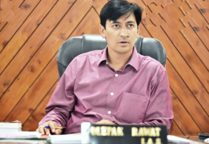 घोटालों के बावजूद पद पर जमे हैं अधिकारी