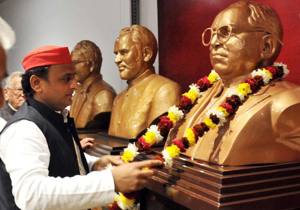 क्या अंबेडकर प्रेम से दलितों के दिल में जगह बना पाएंगे अखिलेश?
