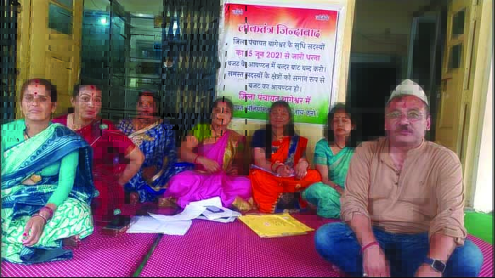 पंचायत अध्यक्ष के खिलाफ आक्रोश