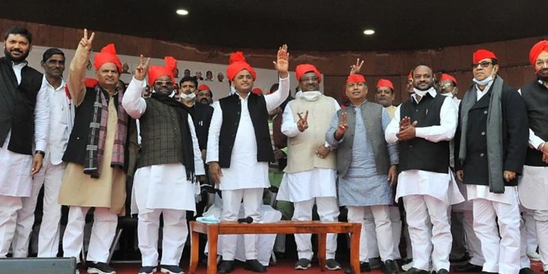 भगवामय होते अखिलेश