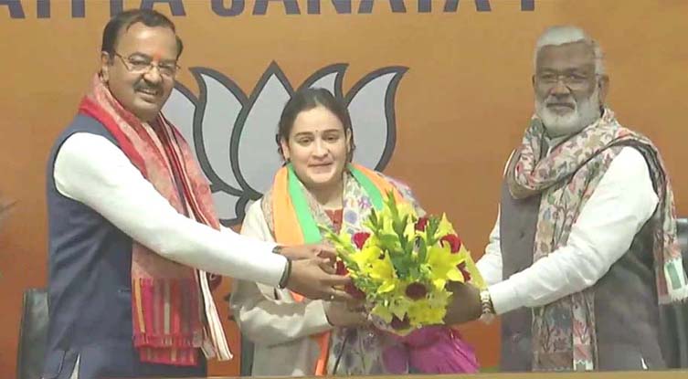 भाजपा की समाजवादी के घर में स्ट्राइक,अपर्णा बीजेपी में शामिल