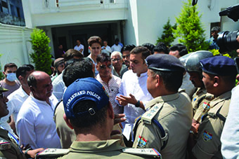 अतिक्रमण हटाओ मुहिम पर घमासान