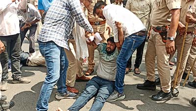 युवाओं को नौकरी के बदले मिल रही पुलिस की लाठियां