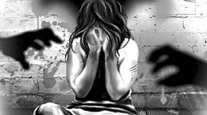 सुरक्षित  महिलाएं असहाय  पुरुष  