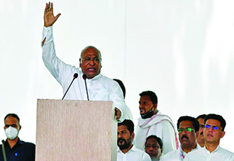 खड़गे का पहला टेस्ट