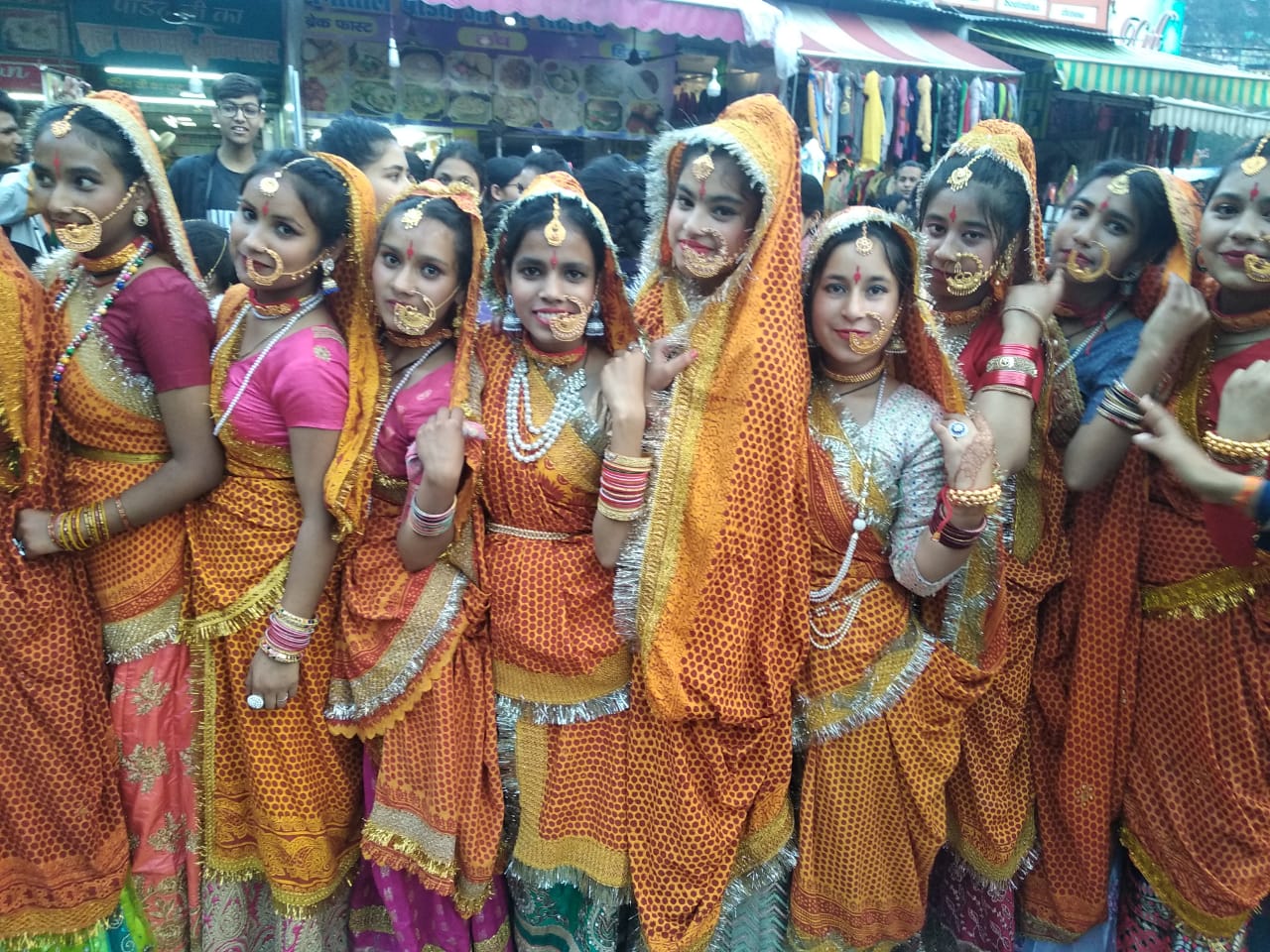मां नंदा सुनंदा मूर्ति निर्माण के लिए नगर मे पहुँचा कदली वृक्ष का भव्य स्वागत ।