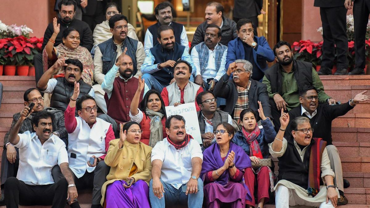 निलबित सांसदों का प्रदर्शन जारी; मिले सख्त दिशा-निर्देश