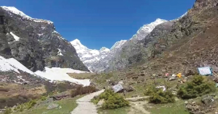 नीलकंठ की सुंदरता पर गंदगी का ग्रहण