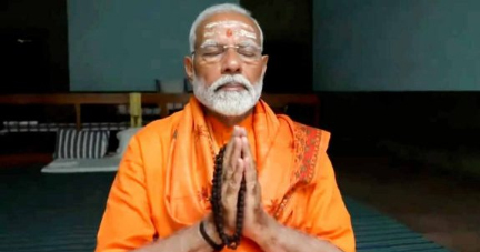 प्रधान सेवक से देवत्व की ओर पीएम मोदी