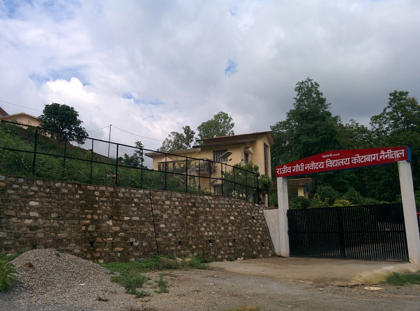 शिक्षा के मंदिर में अव्यवस्थाओं का आलम