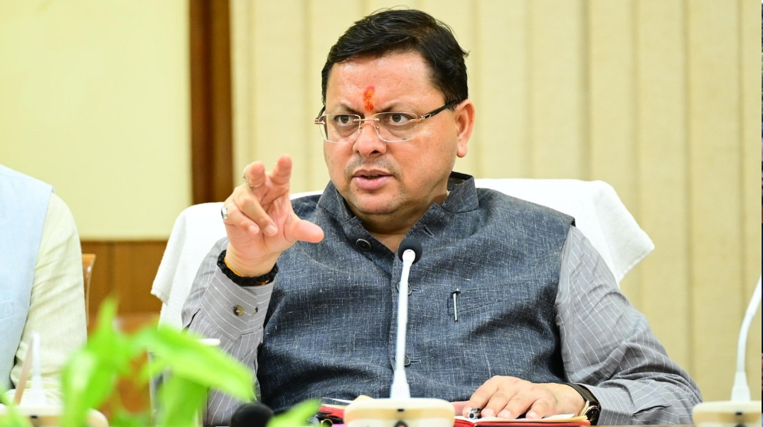 धामी आगे, बाबा पीछे