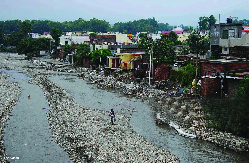 मलिन बस्तियों पर ‘मौन’, दोषी कौन?