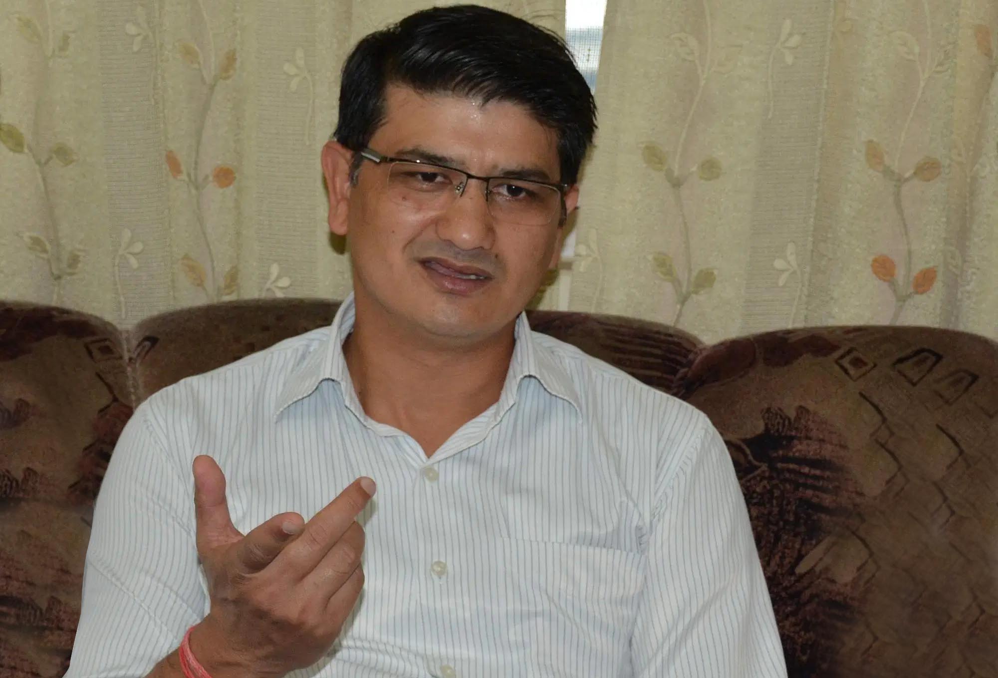 ‘अयोग्यता को छुपाने का शब्द है विरासत’