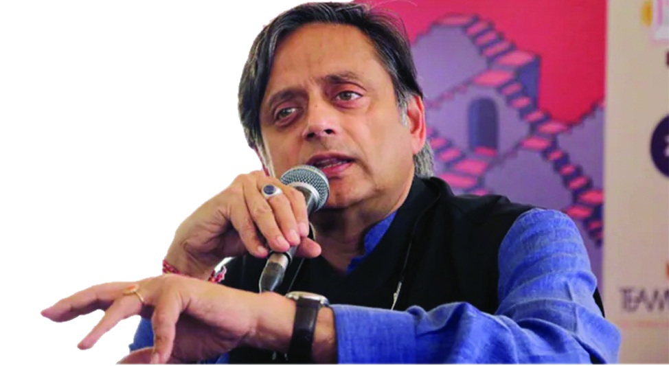 सियासी पहेली बनते थरूर
