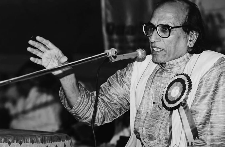 जिसने अपना घर जलते देखा लेकिन मोहब्बत लिखना नहीं छोड़ा