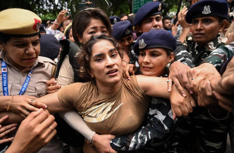 फिर विवादों के घेरे में विनेश फोगाट संघर्ष, सियासत और अब वापसी पर संकट