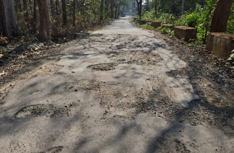 डबल इंजन की सरकार में सड़कें बदहाल