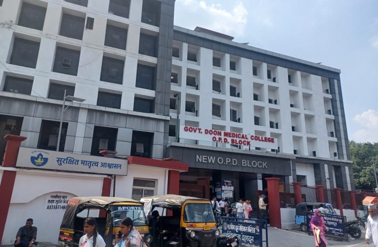 दून अस्पताल उपलब्धियों के दावे, विवादों का साया