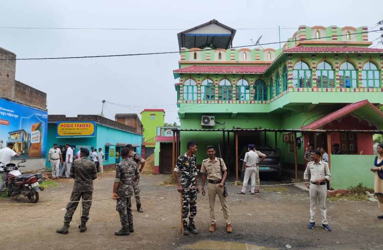 लोकतंत्र पर भारी धन और बाहुबल