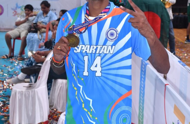 पदकों की चमक के पीछे का अंधेरा चार स्वर्ण पदक, फिर भी सब्जी बेचने को मजबूर